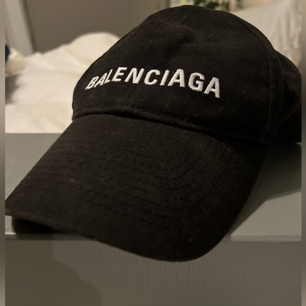 Balenciaga baseball cap with detached tags